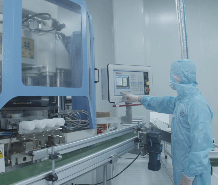 IDEAL-cleanroommedewerker werkt met productieapparatuur