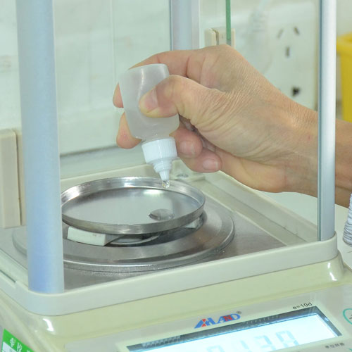Preverjanje plastične dozirne plastenke na laboratorijski tehtnici