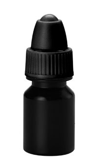 Czarne plastikowe butelki z zakraplaczem i zakrętką